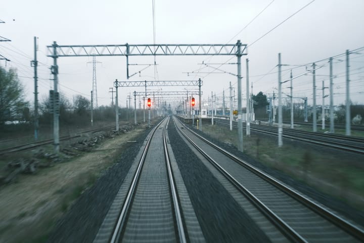 Фото: Красный свет светофора на железной дороге